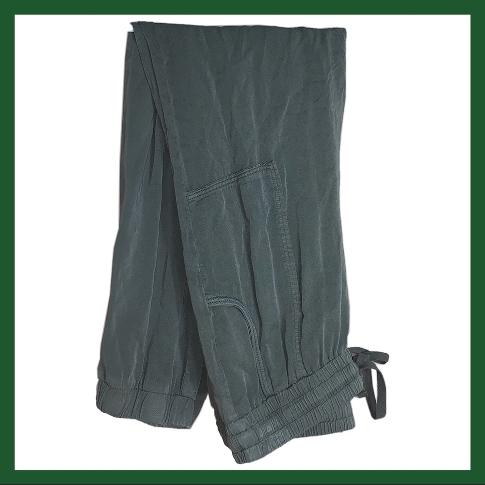AMERICAN EAGLE OUTFITTERS GREEN JOGGERS!